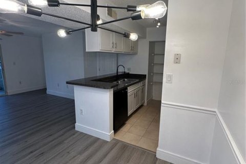 Condo in Brandon, Florida, 2 bedrooms  № 1906678 - photo 3