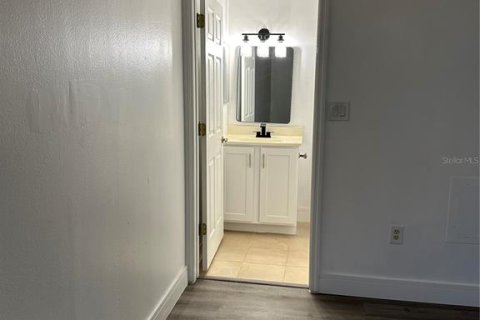 Condo in Brandon, Florida, 2 bedrooms  № 1906678 - photo 18