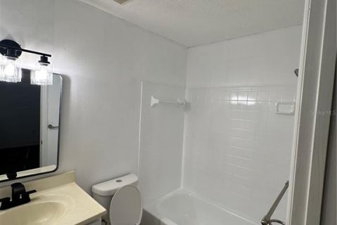 Condo in Brandon, Florida, 2 bedrooms  № 1906678 - photo 17