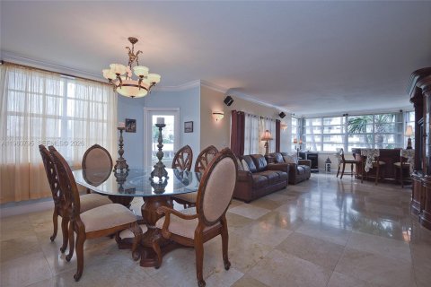 Condominio en venta en Hallandale Beach, Florida, 2 dormitorios, 124.49 m2 № 2021910 - foto 3