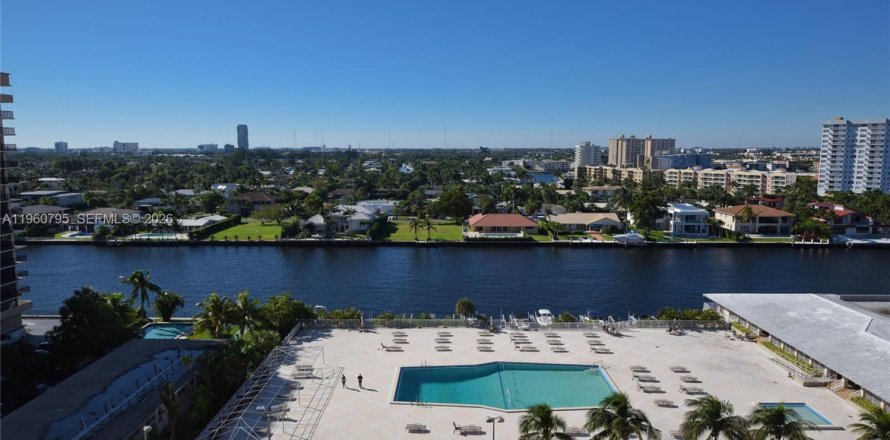 Condominio en Hallandale Beach, Florida, 2 dormitorios  № 2021910