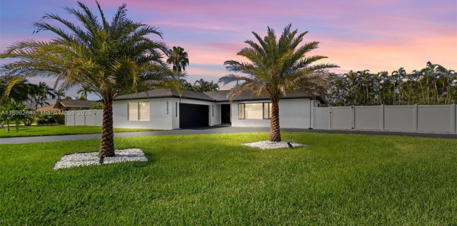 House in Cape Coral, Florida 3 bedrooms, 160.63 sq.m. № 1766618