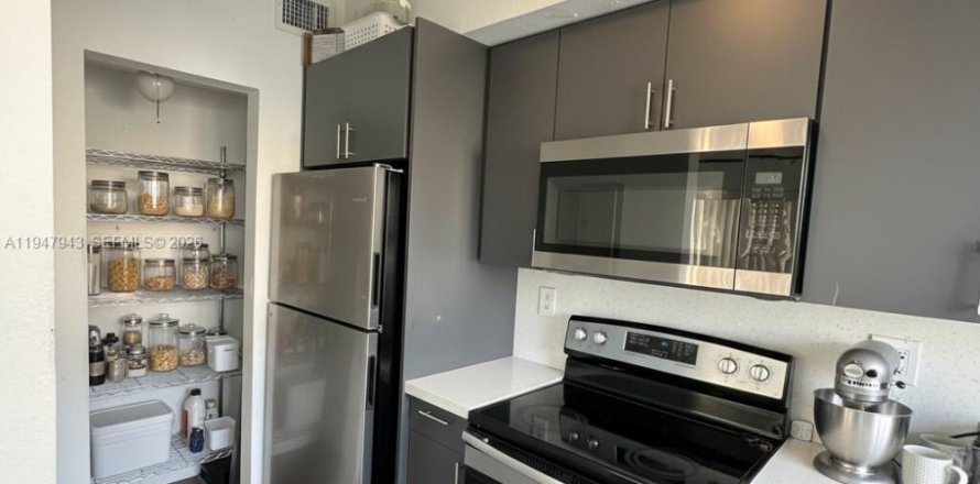 Townhouse in Miami, Florida 4 bedrooms, 130.99 sq.m. № 2005372