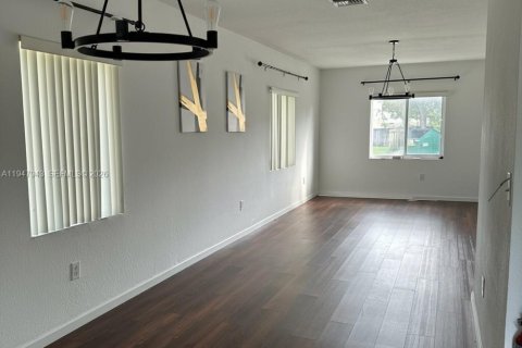 Townhouse in Miami, Florida 4 bedrooms, 130.99 sq.m. № 2005372 - photo 5