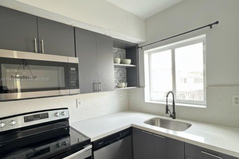 Townhouse in Miami, Florida 4 bedrooms, 130.99 sq.m. № 2005372 - photo 2