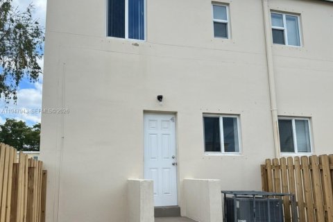 Townhouse in Miami, Florida 4 bedrooms, 130.99 sq.m. № 2005372 - photo 16