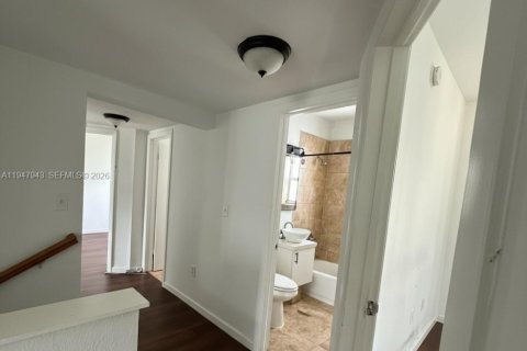 Townhouse in Miami, Florida 4 bedrooms, 130.99 sq.m. № 2005372 - photo 7