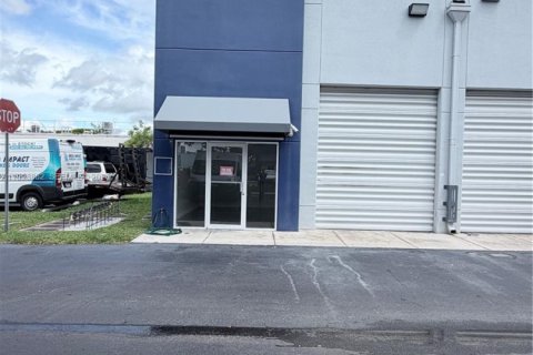 Commercial property in Miami, Florida № 2060912 - photo 1