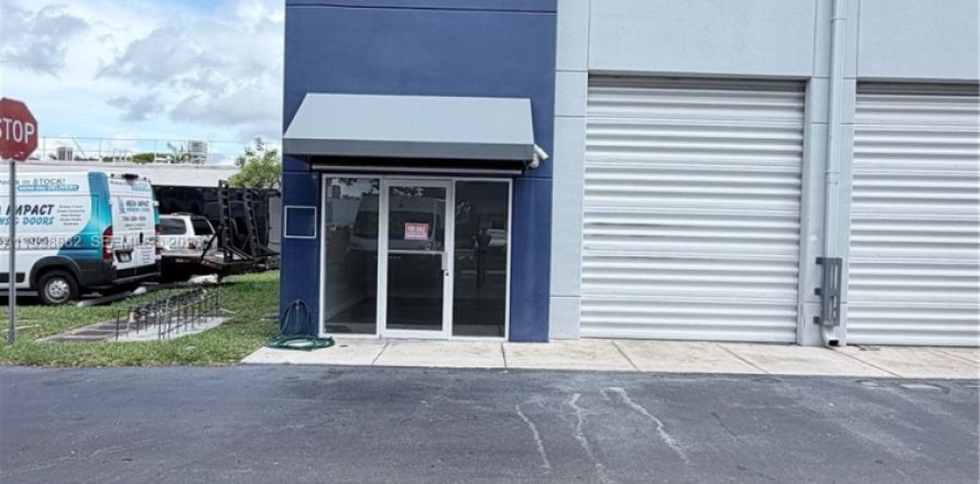 Commercial property in Miami, Florida № 2060912