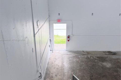 Commercial property in Miami, Florida № 2060912 - photo 11