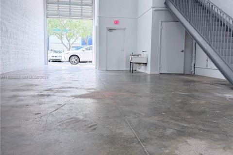 Commercial property in Miami, Florida № 2060912 - photo 17