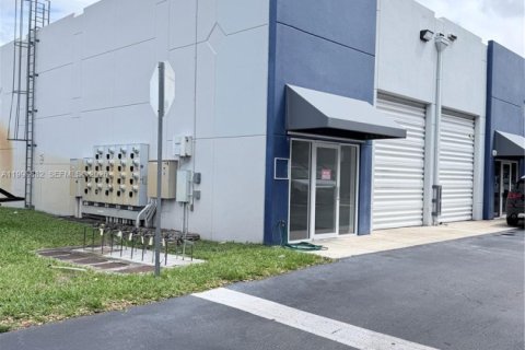 Commercial property in Miami, Florida № 2060912 - photo 27