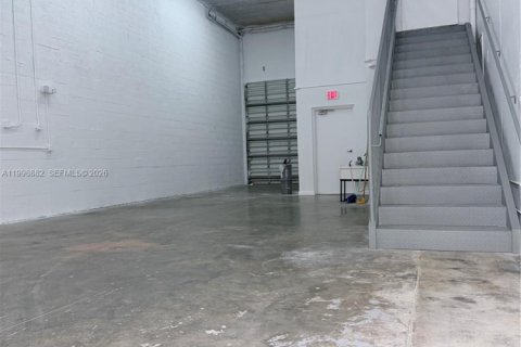 Commercial property in Miami, Florida № 2060912 - photo 4