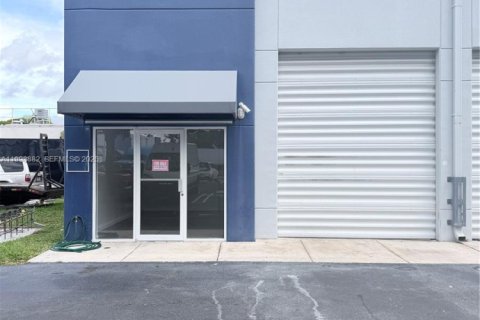 Commercial property in Miami, Florida № 2060912 - photo 2