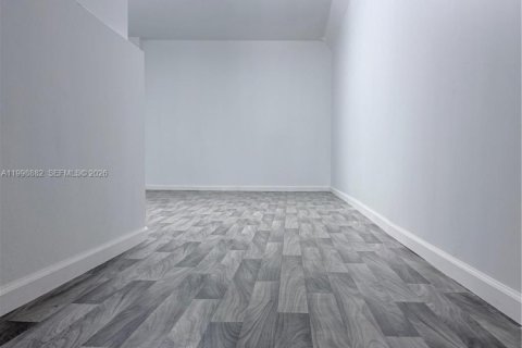 Commercial property in Miami, Florida № 2060912 - photo 6