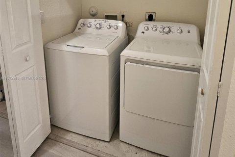 Townhouse in Miami, Florida 3 bedrooms, 158.03 sq.m. № 2033782 - photo 9