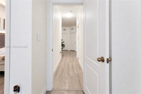 Touwnhouse à vendre à Miami, Floride: 4 chambres, 194.82 m2 № 2436136 - photo 29
