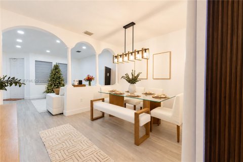 Touwnhouse à Miami, Floride 4 chambres, 194.82 m2 № 2436136