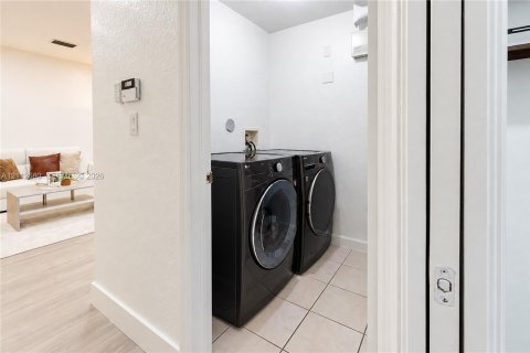 Touwnhouse à vendre à Miami, Floride: 4 chambres, 194.82 m2 № 2436136 - photo 14