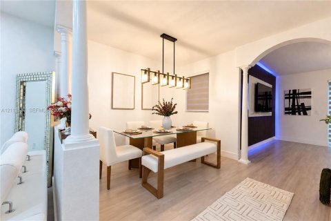 Touwnhouse à vendre à Miami, Floride: 4 chambres, 194.82 m2 № 2436136 - photo 4