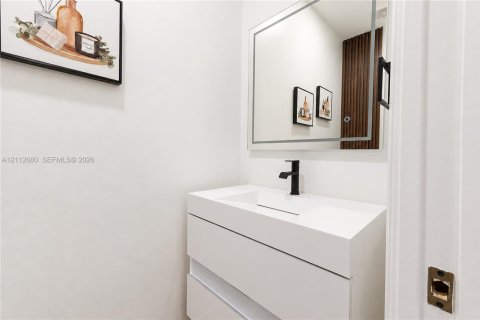 Touwnhouse à vendre à Miami, Floride: 4 chambres, 194.82 m2 № 2436136 - photo 13