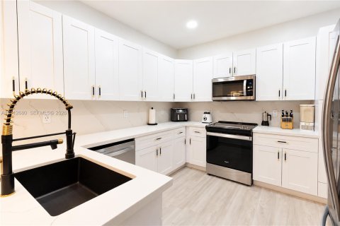 Touwnhouse à vendre à Miami, Floride: 4 chambres, 194.82 m2 № 2436136 - photo 9