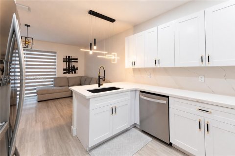 Touwnhouse à vendre à Miami, Floride: 4 chambres, 194.82 m2 № 2436136 - photo 8