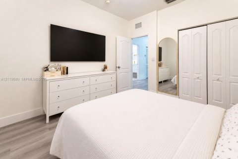 Touwnhouse à vendre à Miami, Floride: 4 chambres, 194.82 m2 № 2436136 - photo 16