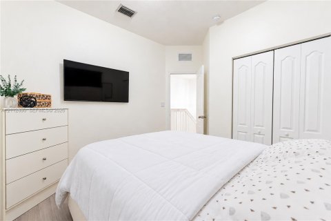 Touwnhouse à vendre à Miami, Floride: 4 chambres, 194.82 m2 № 2436136 - photo 18