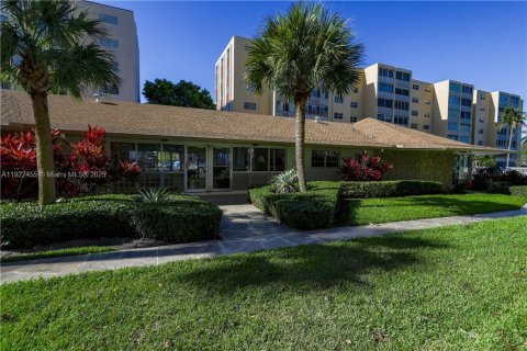 Copropriété à vendre à Hallandale Beach, Floride: 2 chambres, 101.45 m2 № 1976995 - photo 2