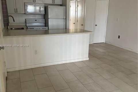 Condominio en alquiler en Miami, Florida, 1 dormitorio, 55.74 m2 № 2020255 - foto 3