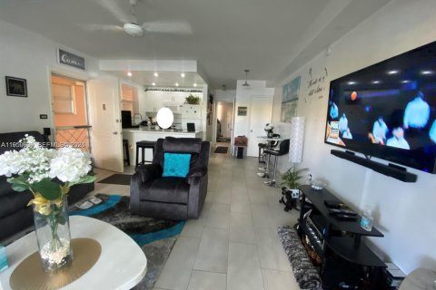 Condominio en Miami, Florida, 1 dormitorio  № 2020255