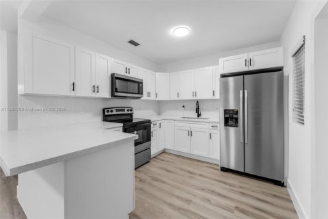 Villa ou maison à vendre à Miami, Floride: 3 chambres, 90.58 m2 № 1930225 - photo 5