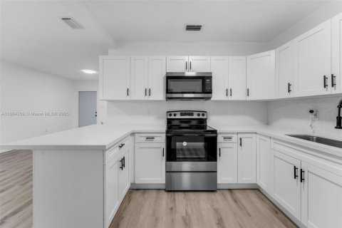 Villa ou maison à vendre à Miami, Floride: 3 chambres, 90.58 m2 № 1930225 - photo 6