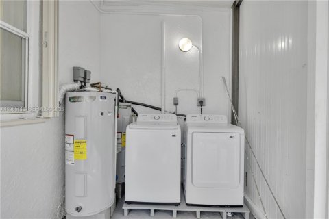 Casa en alquiler en Miami, Florida, 3 dormitorios, 212 m2 № 2026468 - foto 19