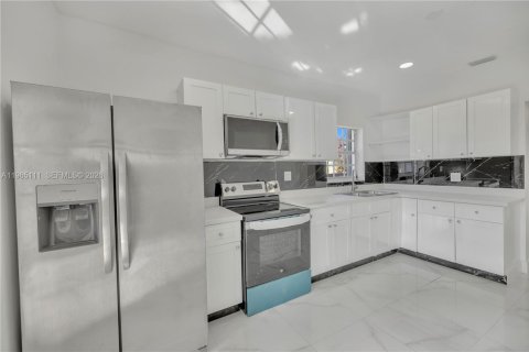 Casa en alquiler en Miami, Florida, 3 dormitorios, 212 m2 № 2026468 - foto 4