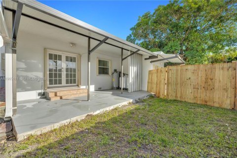 Casa en alquiler en Miami, Florida, 3 dormitorios, 212 m2 № 2026468 - foto 3