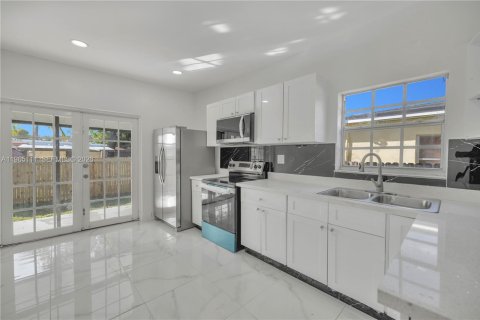 Casa en alquiler en Miami, Florida, 3 dormitorios, 212 m2 № 2026468 - foto 2