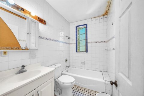 Casa en venta en Miami, Florida, 6 dormitorios, 220.27 m2 № 1986870 - foto 4