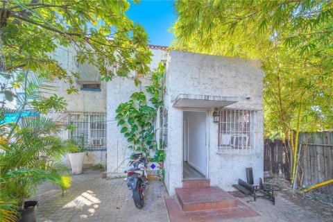 Casa en venta en Miami, Florida, 6 dormitorios, 220.27 m2 № 1986870 - foto 8