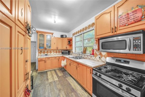 Casa en venta en Miami, Florida, 6 dormitorios, 220.27 m2 № 1986870 - foto 7