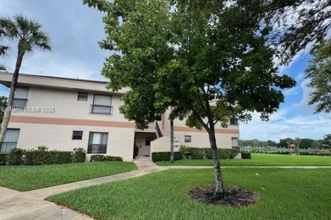 Купить кондоминиум в Коконат Крик, Флорида 3 спальни, 104.05м2, № 1960259 - фото 1