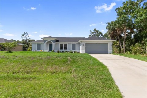 House in North Port, Florida 3 bedrooms, 143.63 sq.m. № 2156220 - photo 2