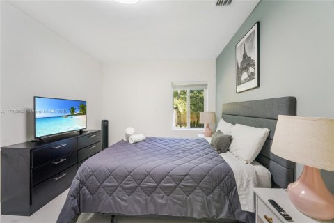 House in Miami, Florida 5 bedrooms, 287.81 sq.m. № 1764264 - photo 13