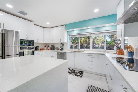 House in Miami, Florida 5 bedrooms, 287.81 sq.m. № 1764264 - photo 9