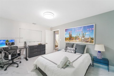 House in Miami, Florida 5 bedrooms, 287.81 sq.m. № 1764264 - photo 26
