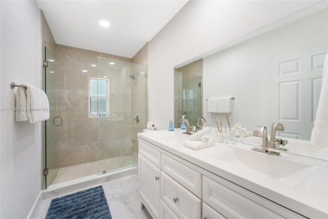 House in Miami, Florida 5 bedrooms, 287.81 sq.m. № 1764264 - photo 12