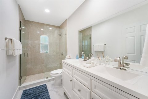 House in Miami, Florida 5 bedrooms, 287.81 sq.m. № 1764264 - photo 11