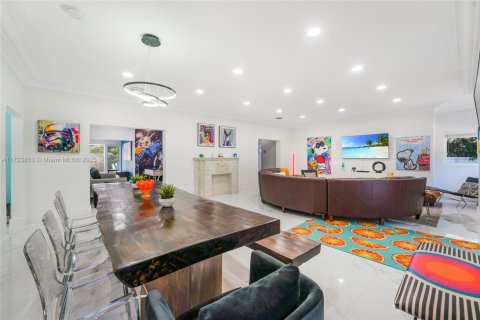 House in Miami, Florida 5 bedrooms, 287.81 sq.m. № 1764264 - photo 5