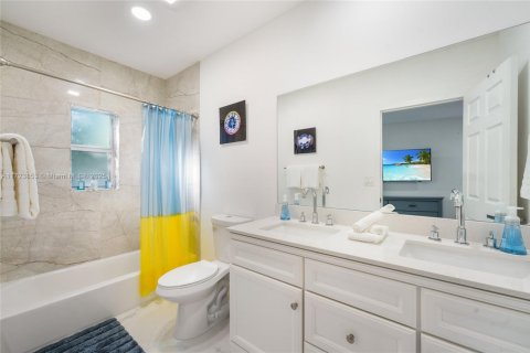 House in Miami, Florida 5 bedrooms, 287.81 sq.m. № 1764264 - photo 19